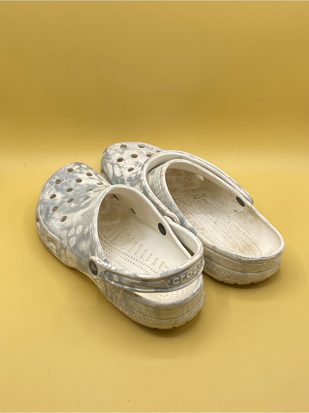 CROCS Kids White and Light Gray Patterned Clogs - Picture 3 of 4
